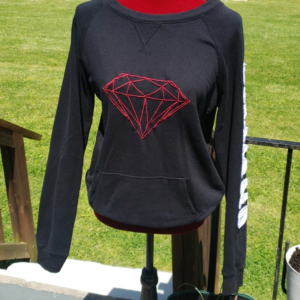 Lightweight sweatshirt with pocket